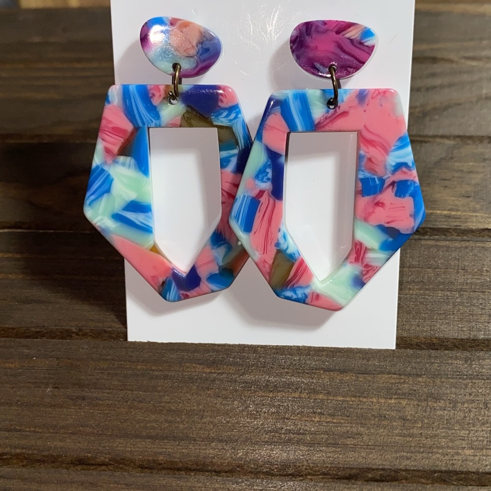Adorable colorful resin earrings. H=2” L=1.5”
